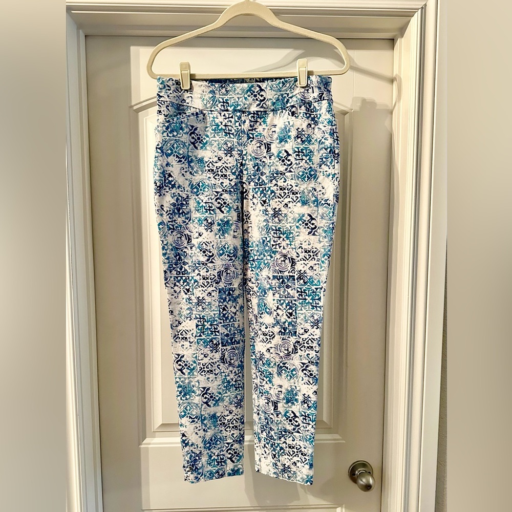 Chico's size 1.5 Perfect Stretch Blue and White Patterned ankle pants